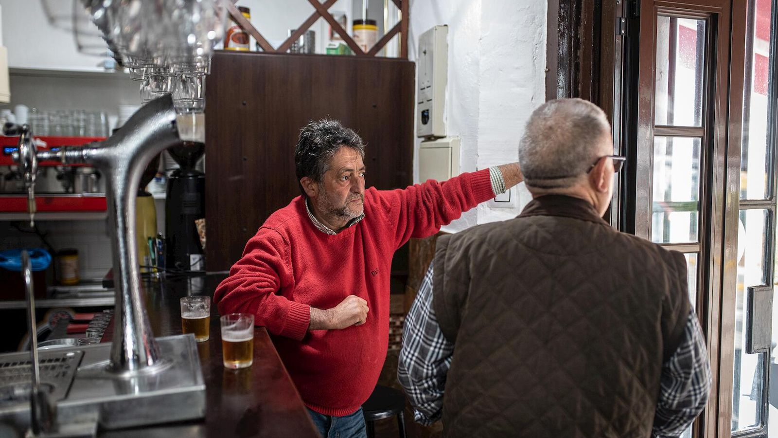 En los bares de Manzanilla no se habla de otra cosa estos días. Antonio y su nieto, son los protagonistas