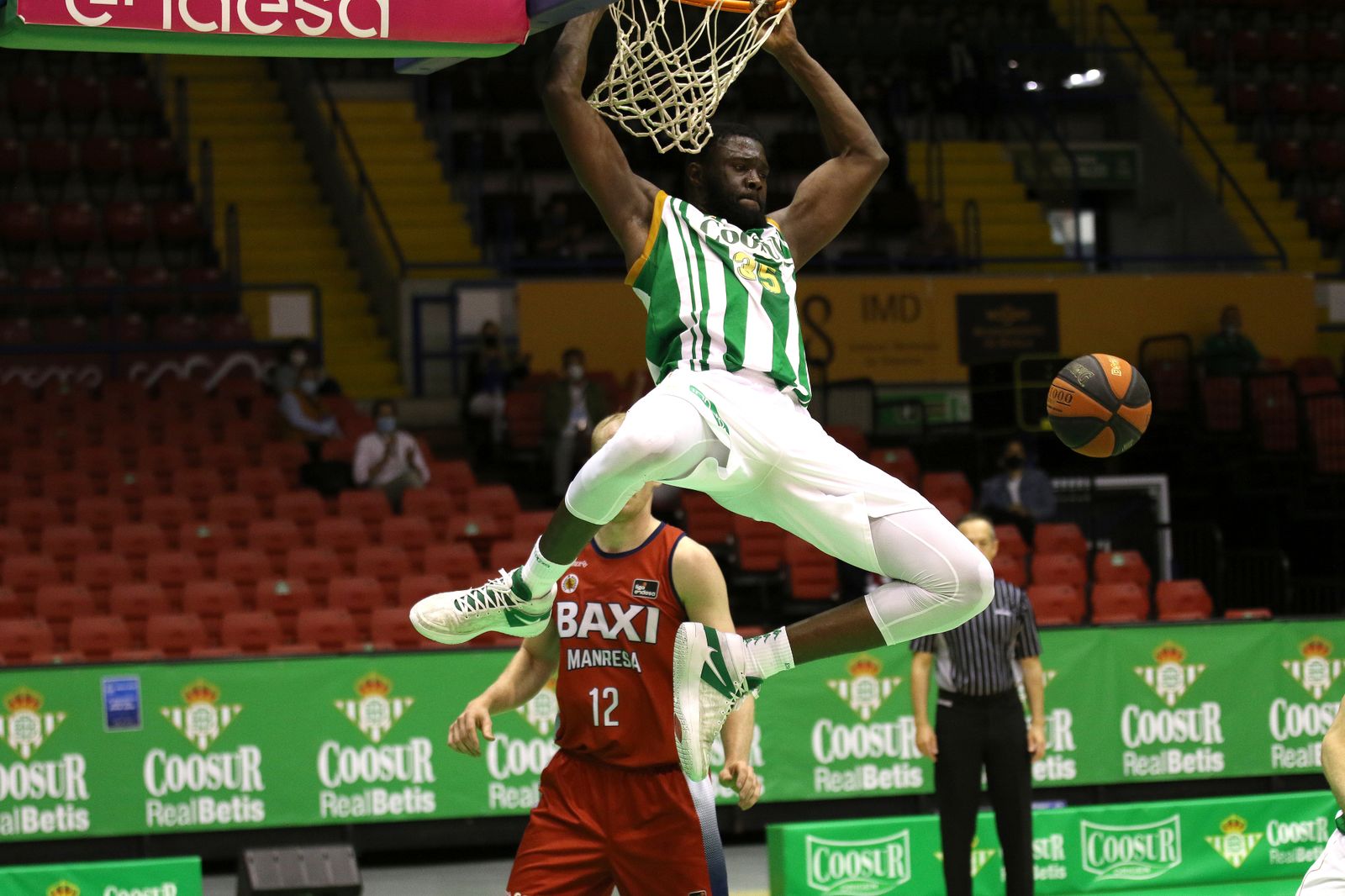 Ndoye machaca ante el jugador del Manresa Hinrichs.