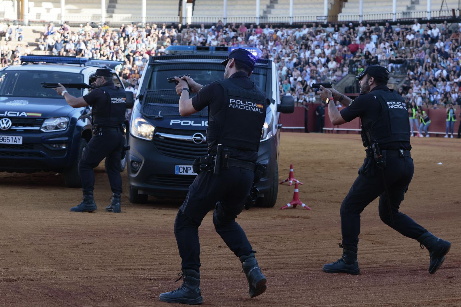Las imágenes de la espectacular exhibición de la Policía Nacional en la Maestranza