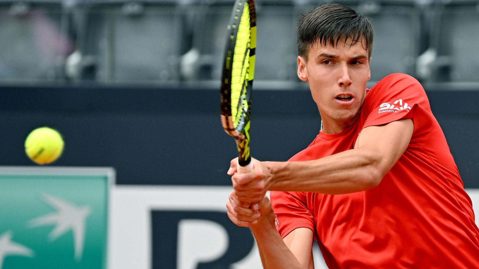 Marozsan golpea la bola frente a Alcaraz-