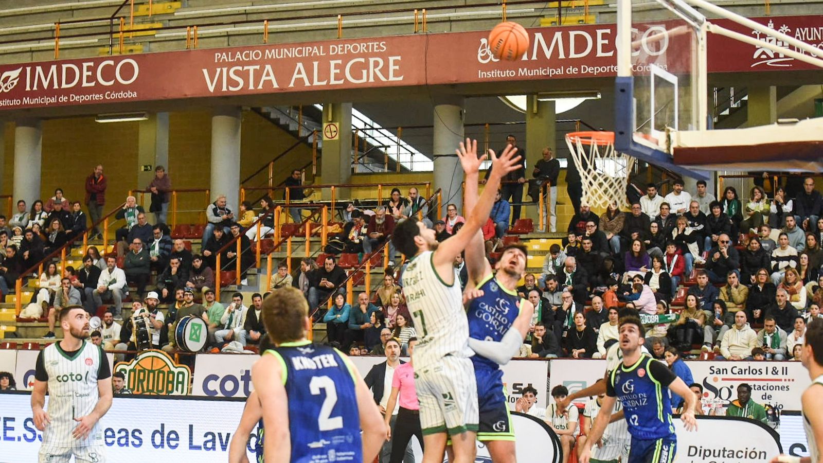 Alejandro Rodríguez lanza a canasta ante la presencia de un rival.