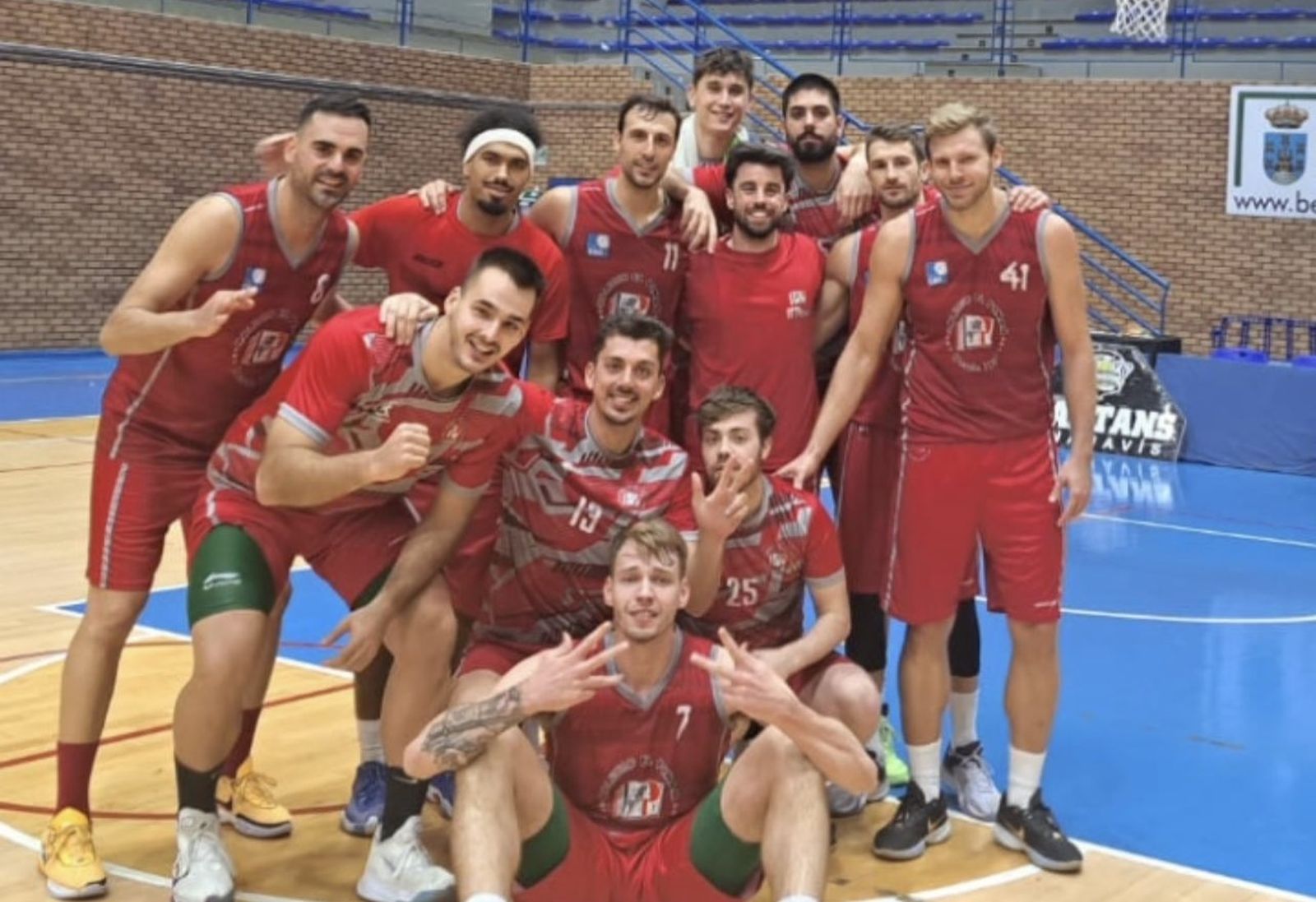 Los jugadores de El Pinar celebran.