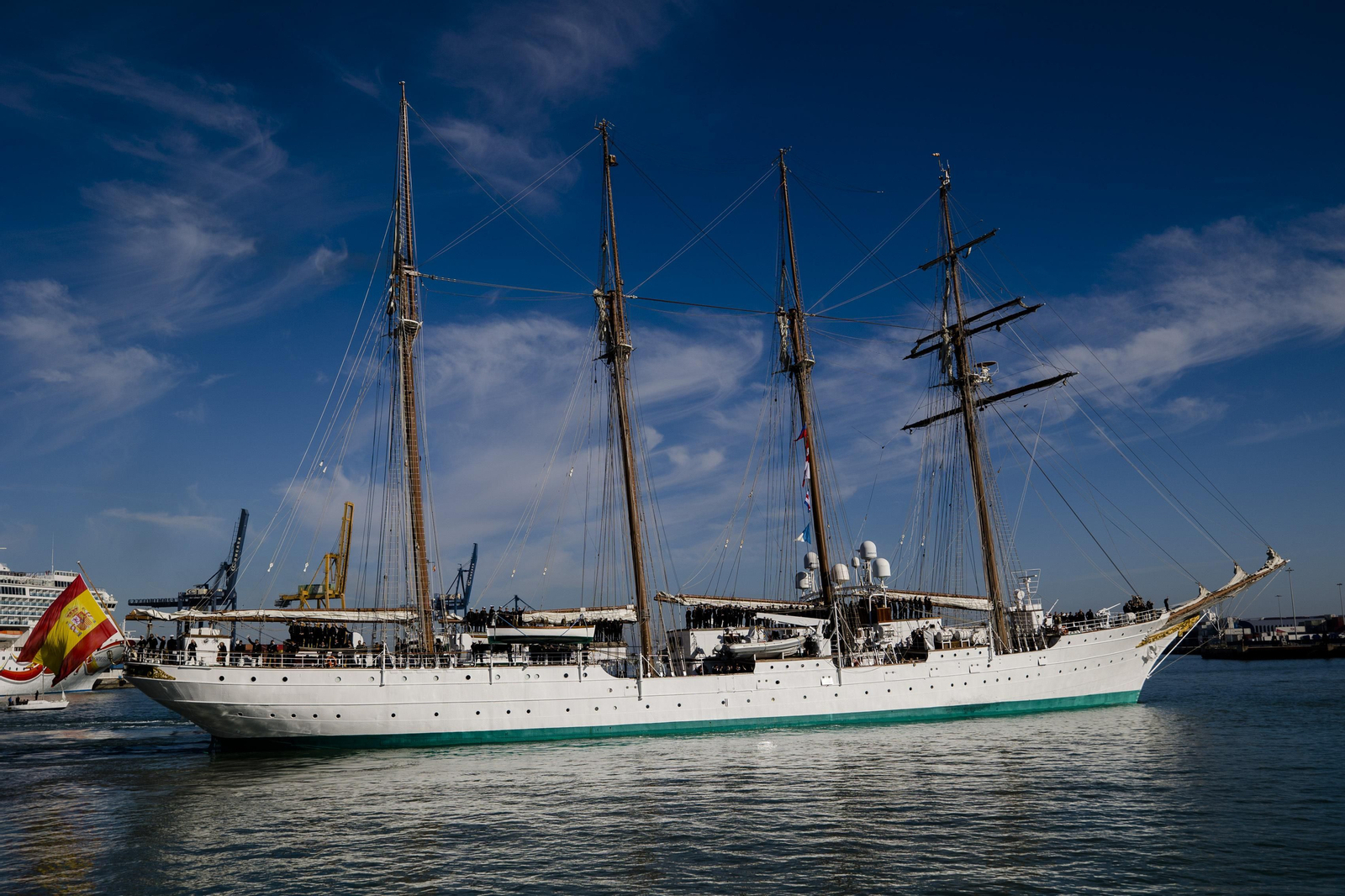 Las imágenes de la salida del buque  "Juan Sebastián de Elcano" del muelle de Cádiz.
