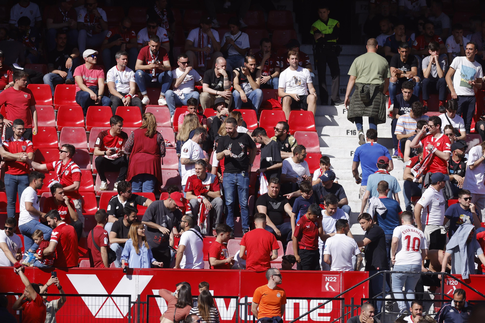 Búscate en las fotos del Sevilla-Almería