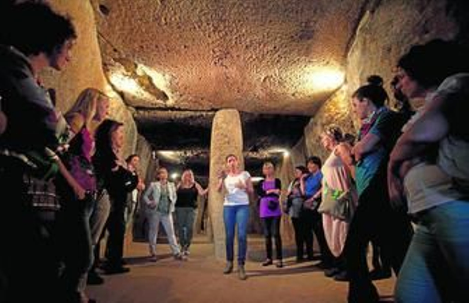Una guía explica a un grupo las peculiaridades del conjunto dolménico antequerano.