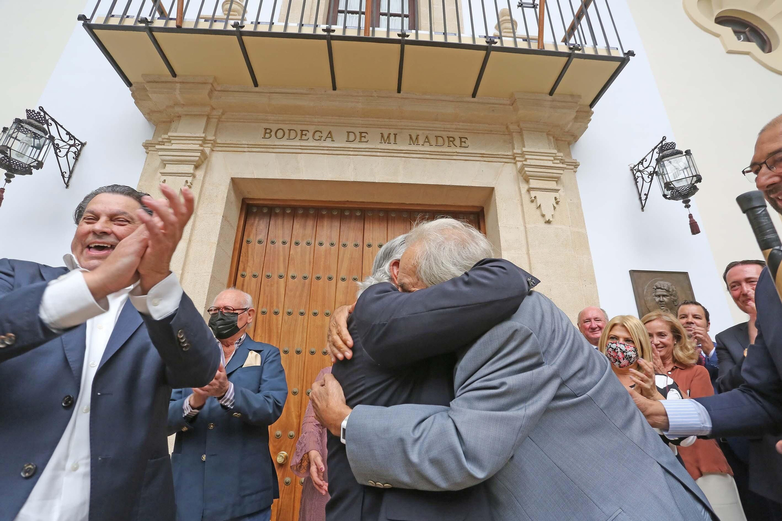 Rafael de Paula impone la insignia de oro de la peña Tío José de Paula a Manuel Morao en Jerez