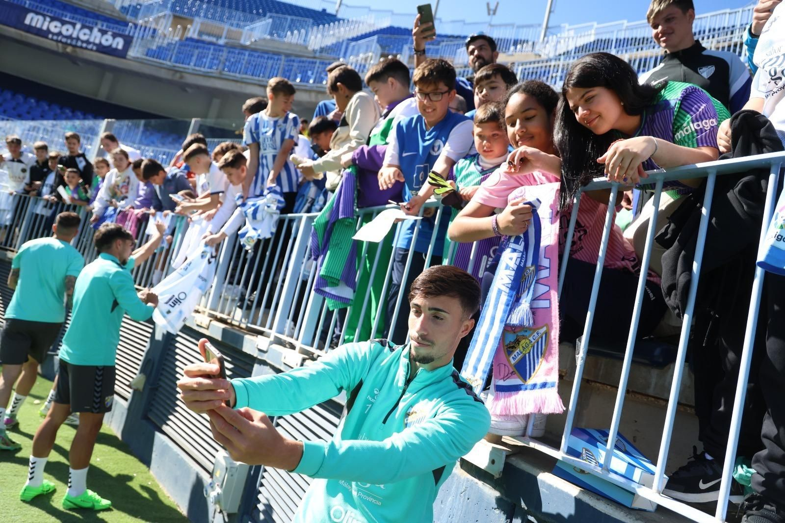 Galería: Pellicer y la plantilla del Málaga se divierten con la afición