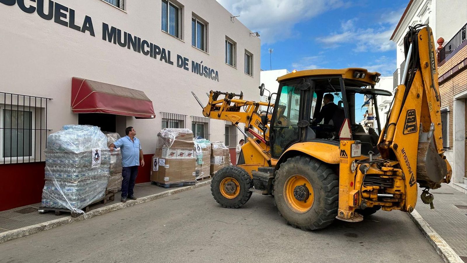 Llegada de la ayuda humanitaria a la Escuale Municipal de Música.