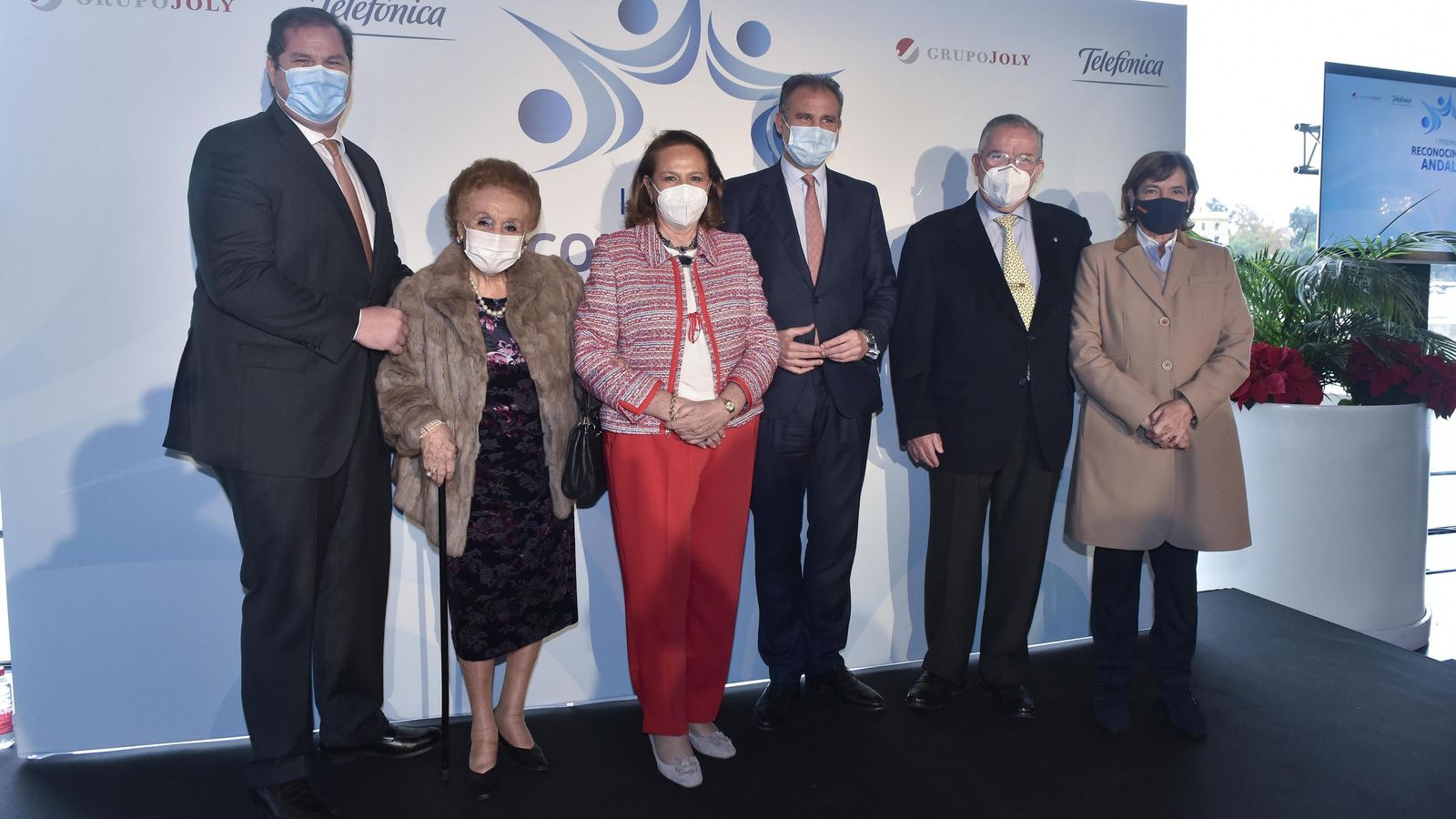 Concha Yoldi posa con su familia tras recibir el premio.