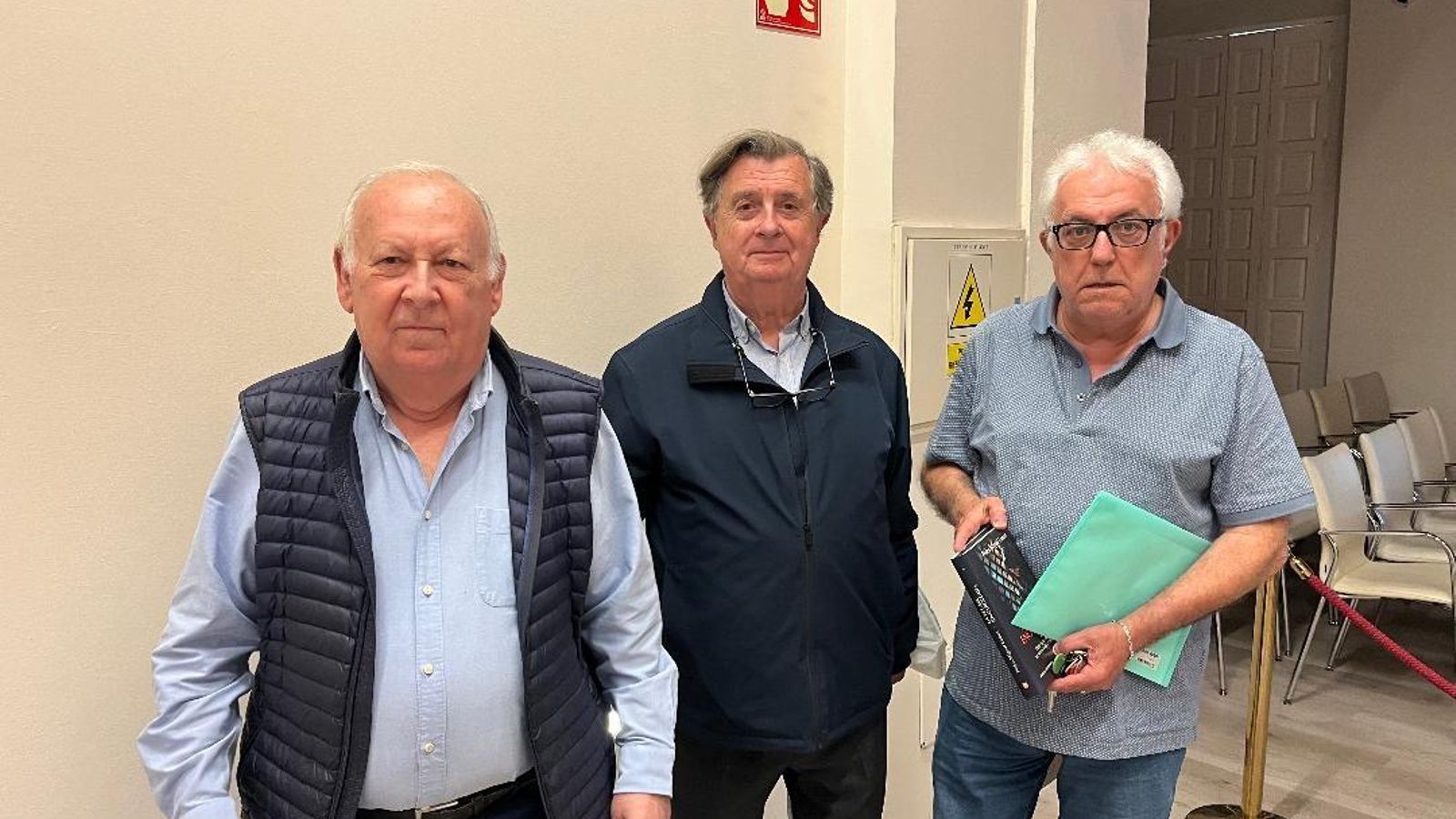 Valentín Lasanta, el historiador José María García León y Juan Quiñones, tras finalizar la presentación.