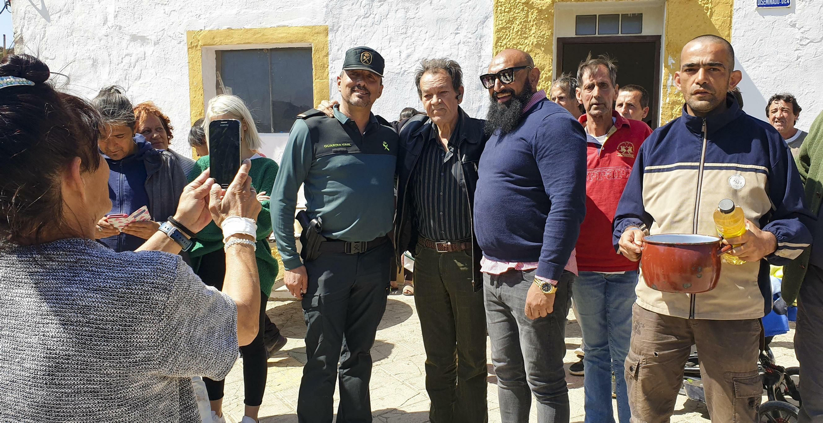 Las fotos del guardia civil gitano recorriendo La Palmilla