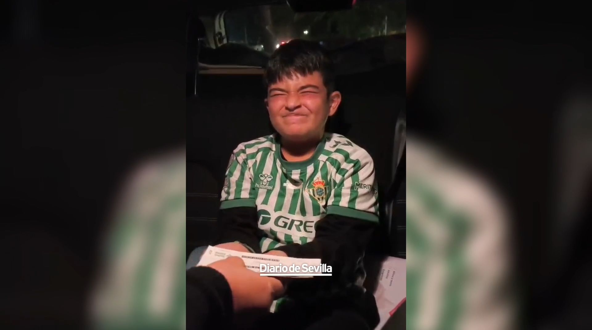 La emotiva reacción de un niño cuando le regalan una entrada para ver al Betis: lágrimas y felicidad a raudales