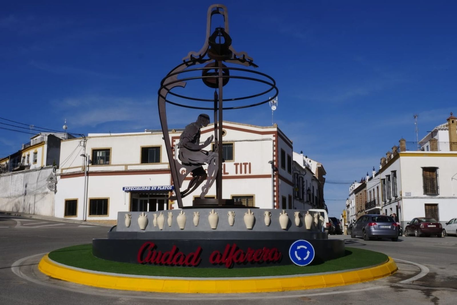 Imagen del monumento en homenaje a la alfarería