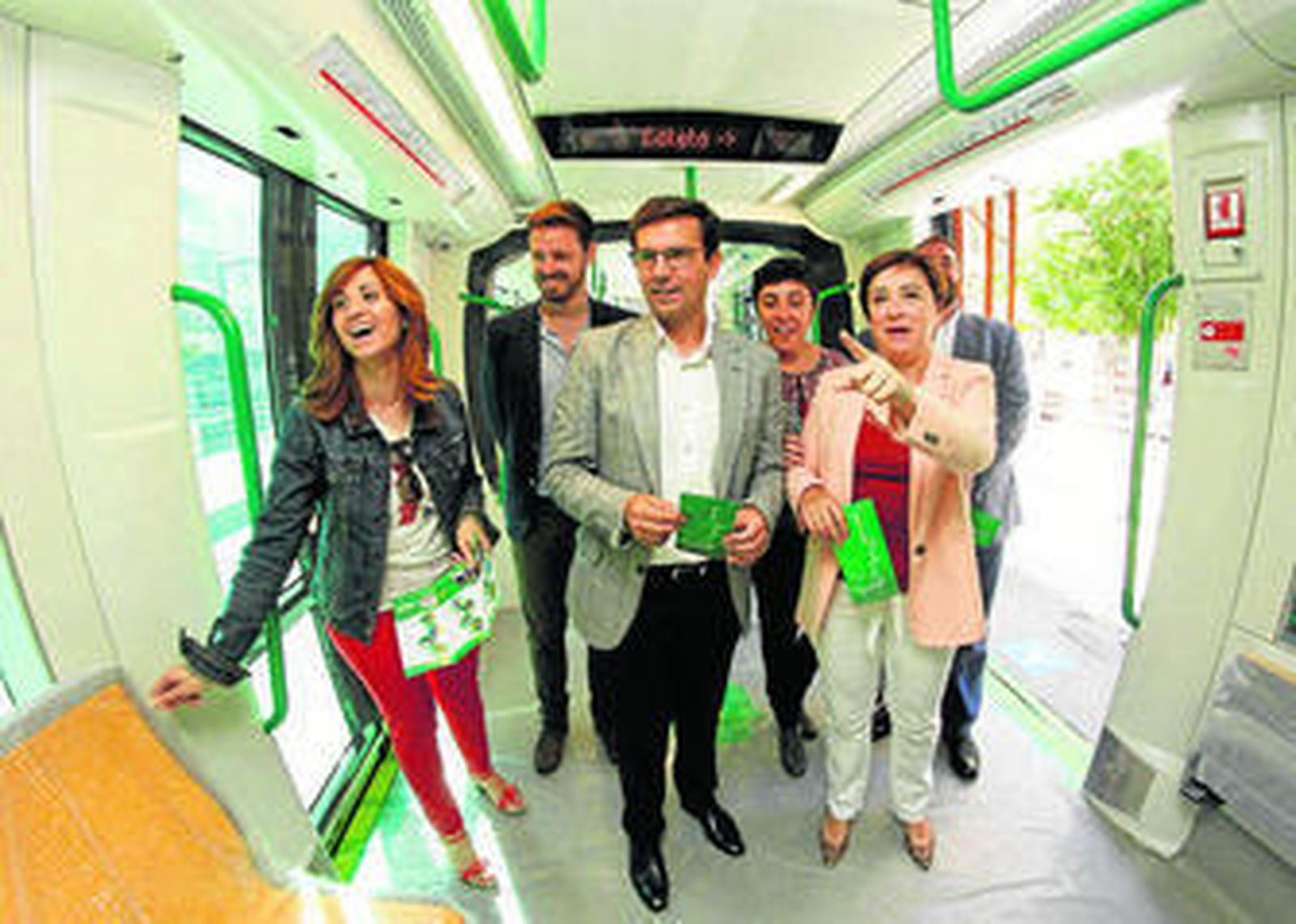 El alcalde Paco Cuenca junto a delegados de la Junta dentro del vagón del Metro en la parada de la Caleta.