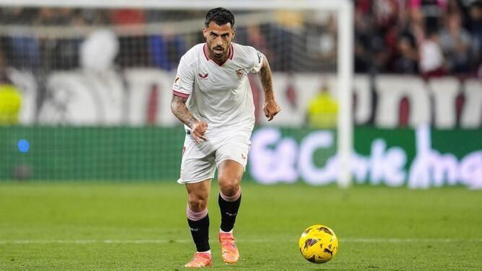 Suso avanza con el balón controlado y mirando al frente. Suso avanza con el balón controlado y mirando al frente.