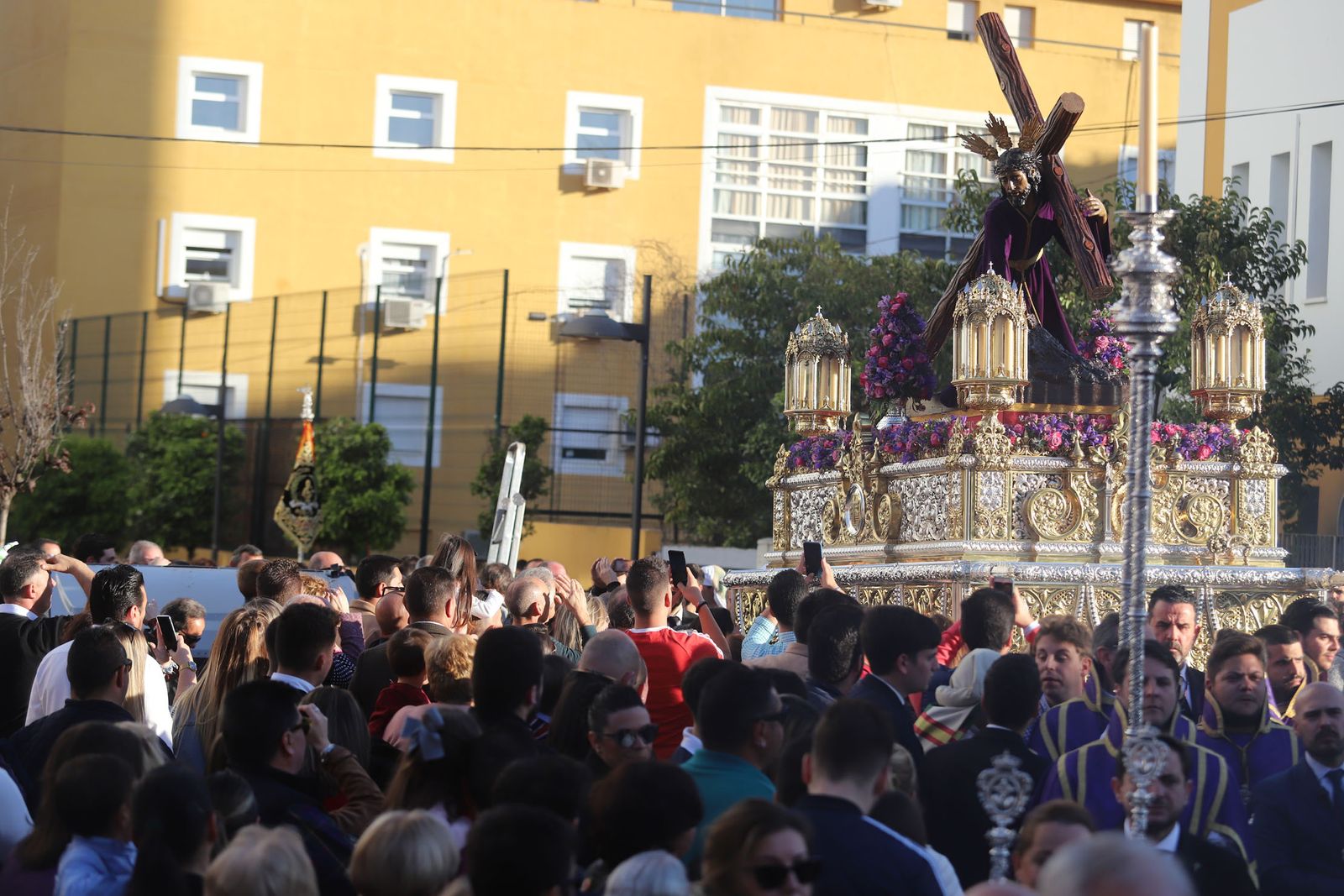 Imágenes del traslado del Cristo de Las Penas en sus Tres Caídas a la Milagrosa