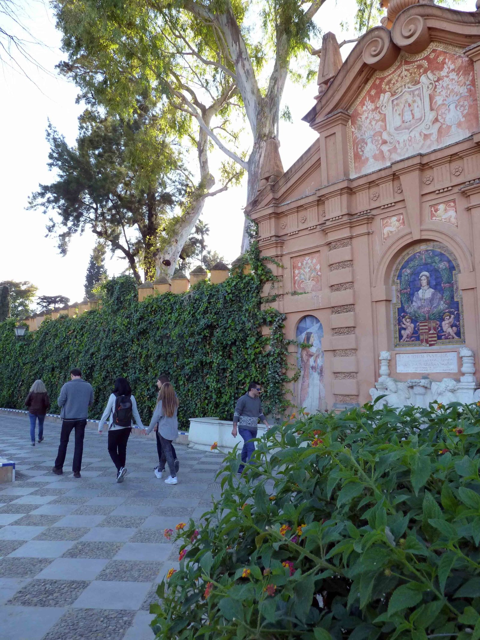 La Candelaria de día por el Paseo Catalina de Ribera, nota inédita en este heterodoxo Martes Santo.