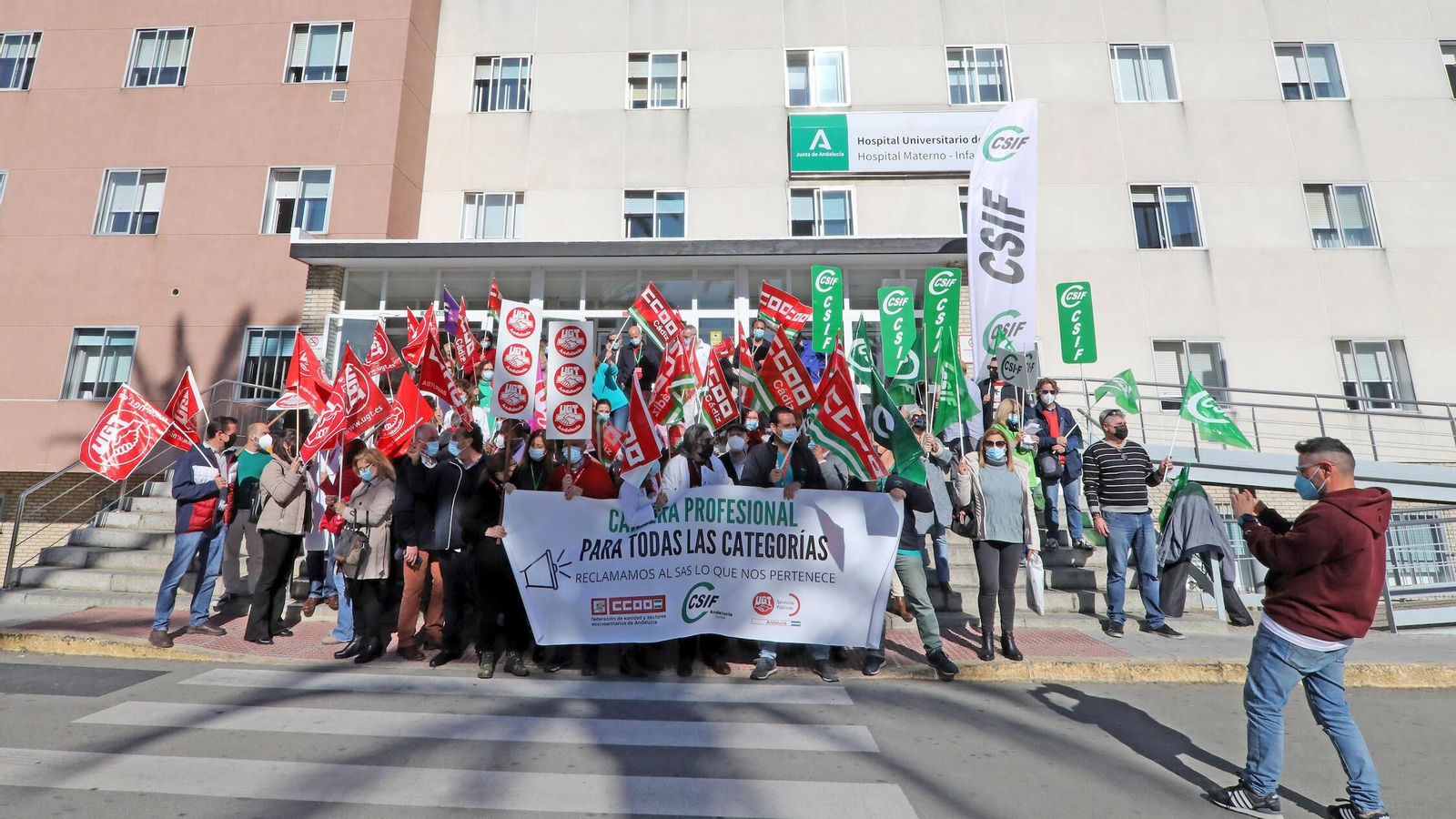 Concentración de CSIF, CCOO y UGT en el Hospital Universitario de Jerez.