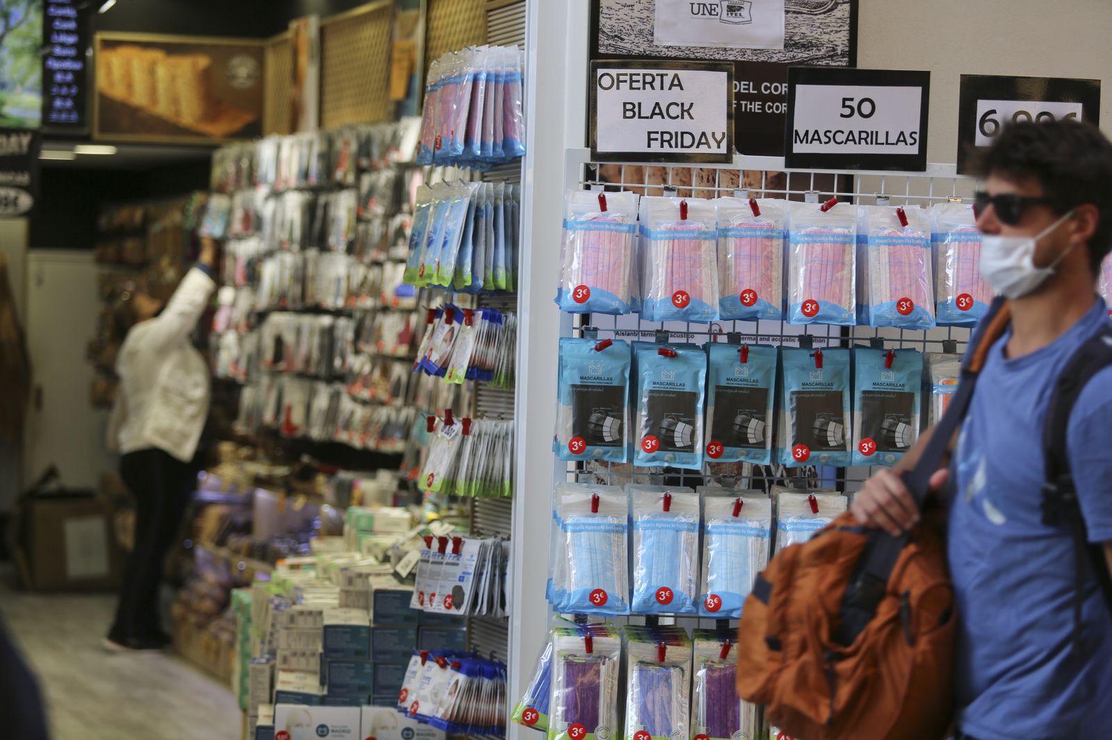 Un hombre pasa junto a una tienda del Centro de Málaga.