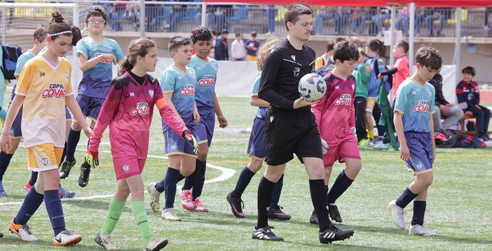 Varios niños y niñas, antes de un partido de la Copa Covap.
