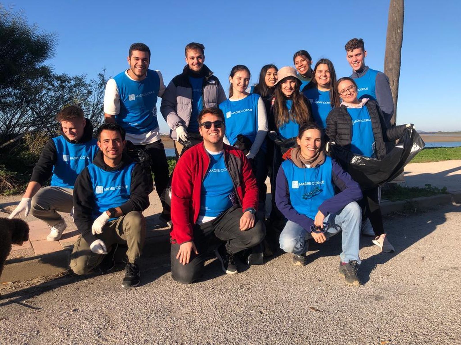 Alumnos participantes en la limpieza del Río San Pedro de Puerto Real