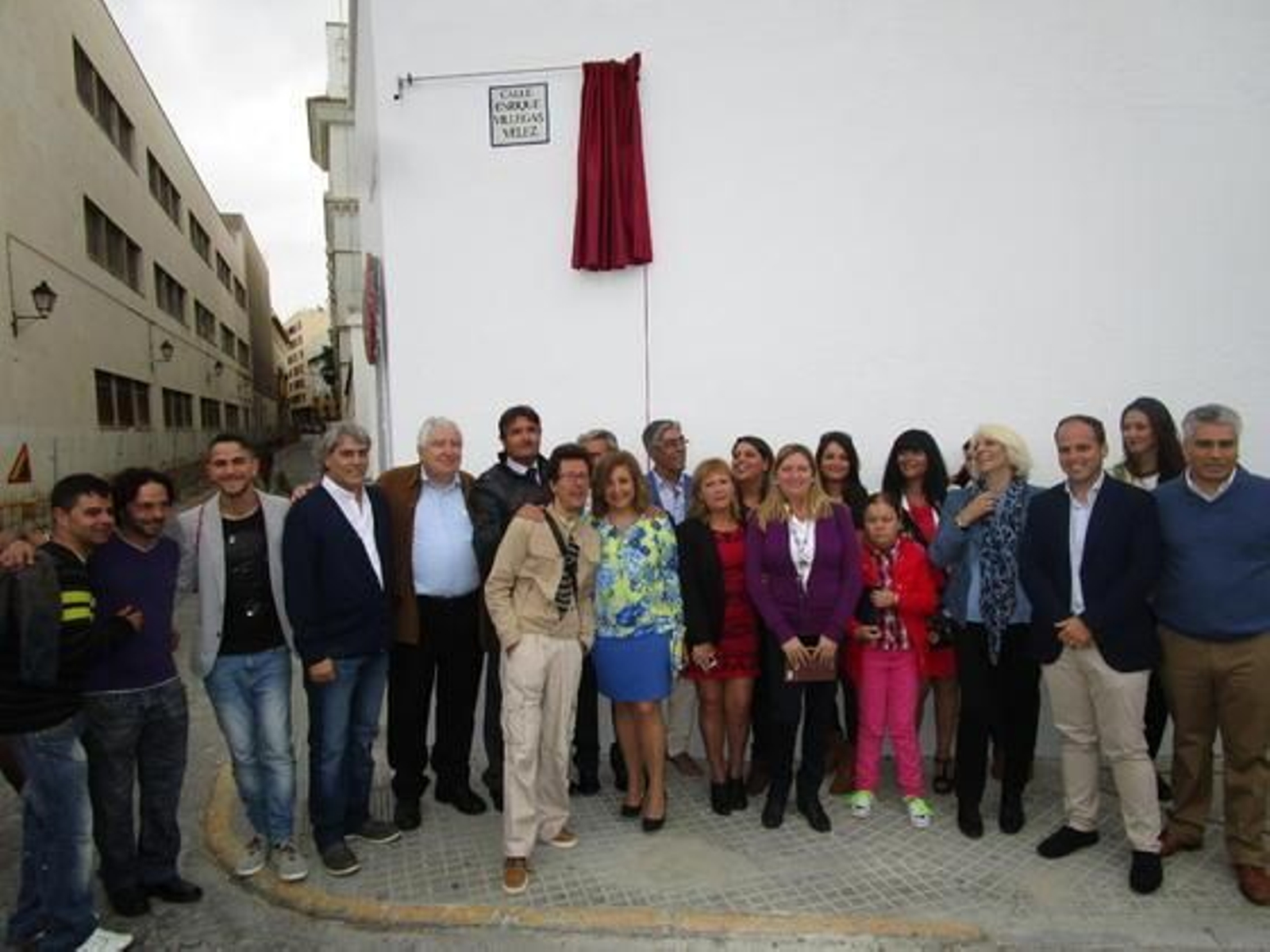 La alcaldesa de Cádiz y las autoridades y presidentes de colectivos carnavalescos que acudieron al acto, con los familiares de Enrique Villegas, tras el descubrimiento de la nueva calle. 

Foto: Ignacio Casas de Ciria