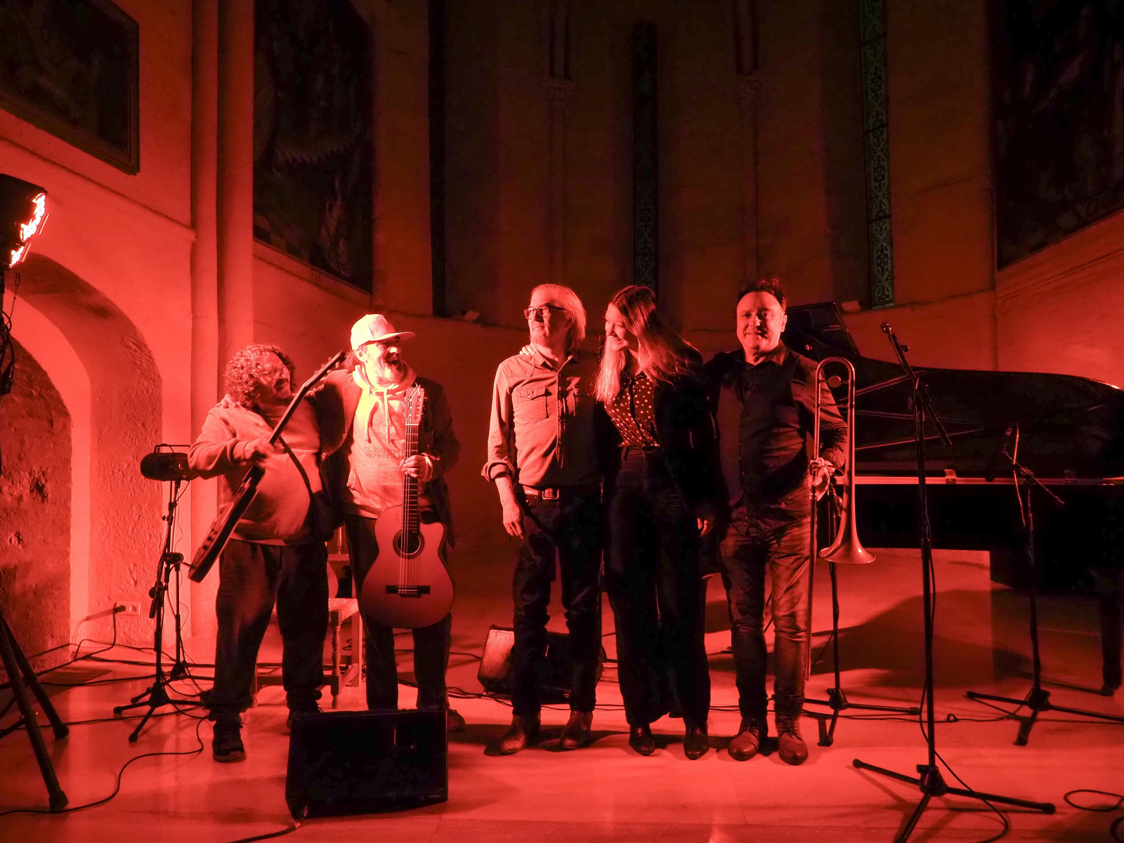 Las fotografías del concierto de Howe Gelb en la Iglesia de la Magdalena de Córdoba