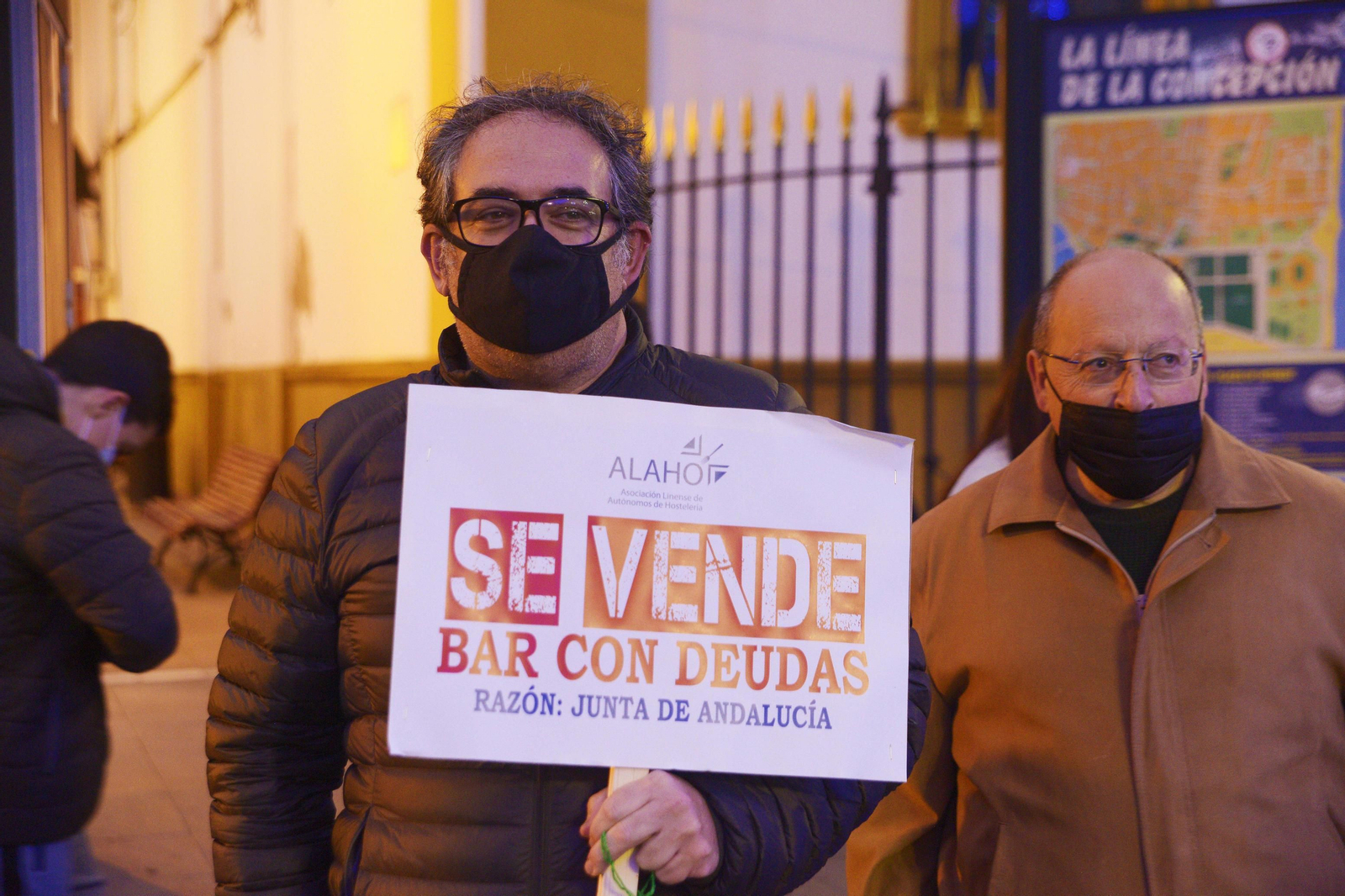 Un manifestante muestra una pancarta contra las restricciones de la Junta, este lunes en La Línea