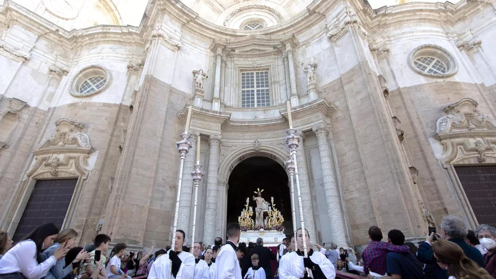 El Resucitado, saliendo de la Catedral