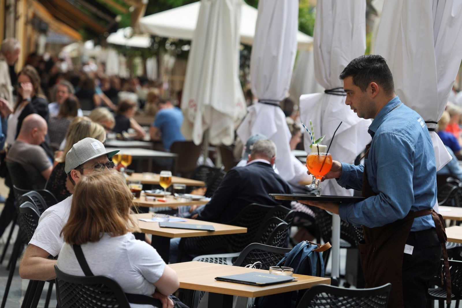 Un camarero trabajando en una terraza de Málaga