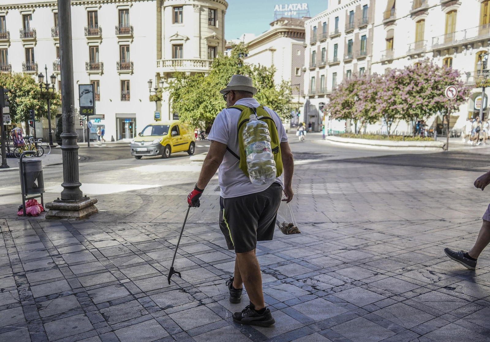 Así ha sido la jornada de concienciación y limpieza 'Granada no es un cenicero'