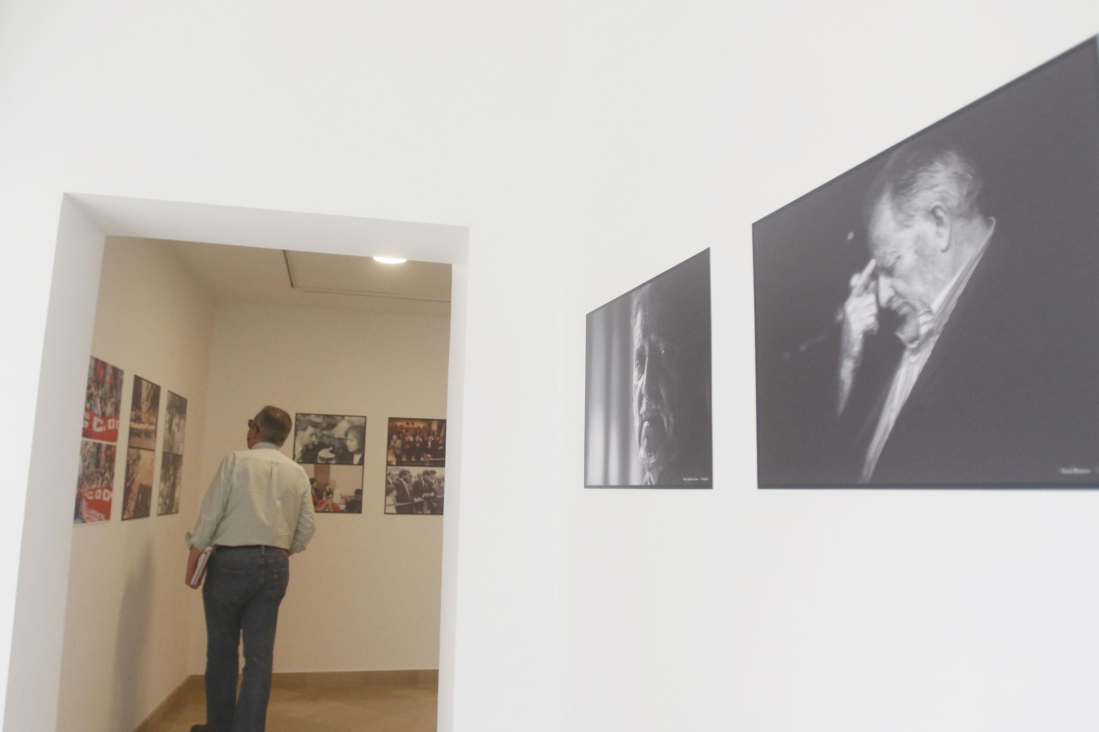 Las imágenes de la exposición que rinde tributo a Julio Anguita en Córdoba