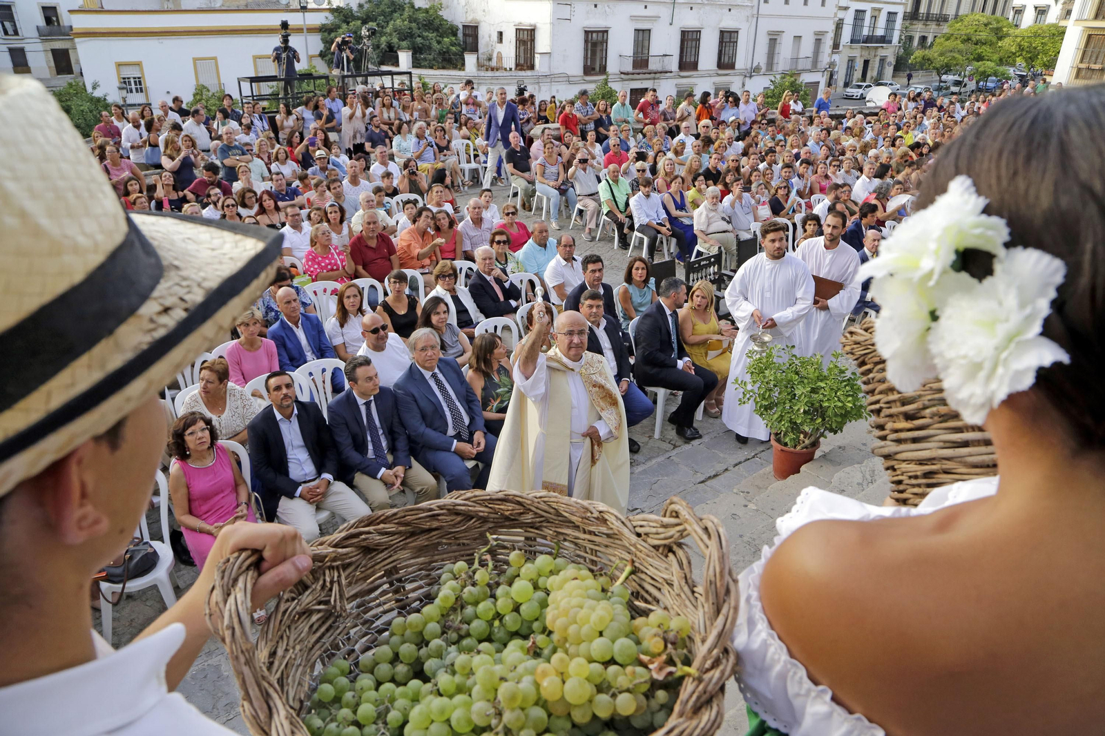 Bendición del nuevo mosto durante la tradicional ceremonia de la 'Pisa de la Uva' en el reducto de la Catedral en la última edición de las Fiestas de la Vendimia.