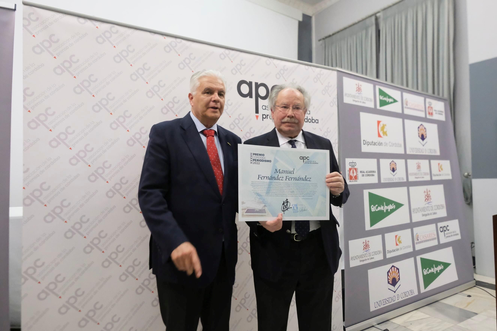 Manuel Fernández recibe el Premio Córdoba de Periodismo de manos de Ricardo Rodríguez Aparicio.