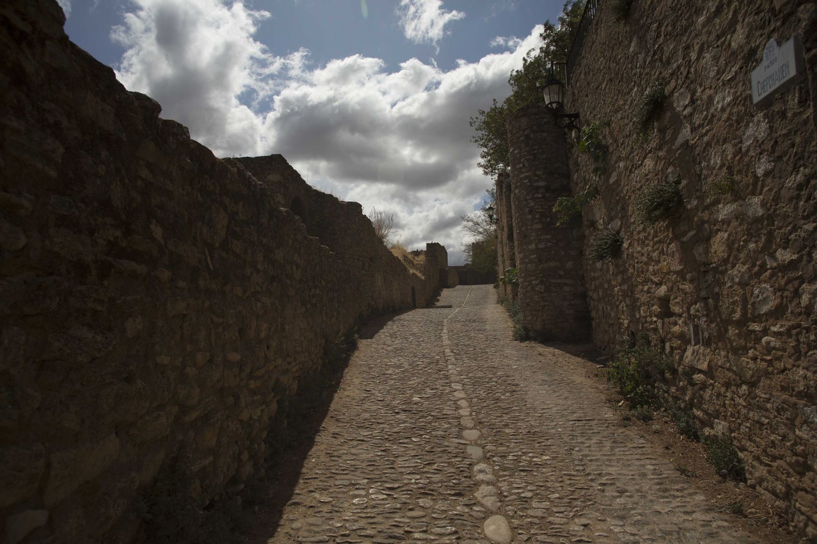 Recorrido interior de las murallas de la Cijara.