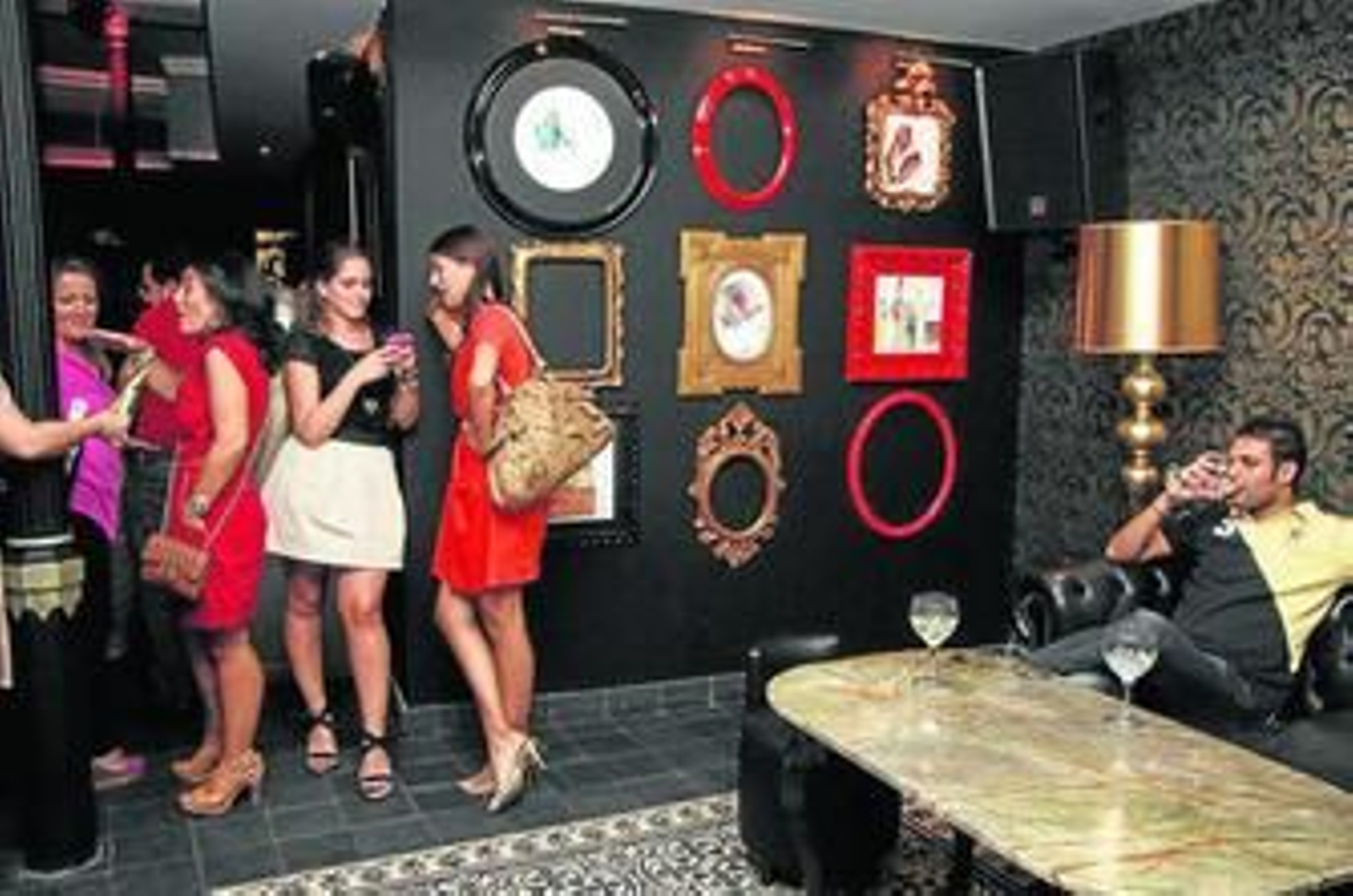 Un grupo de jóvenes en el Rockefeller, cuya decoración se inspira en el estilo de finales del siglo XIX.