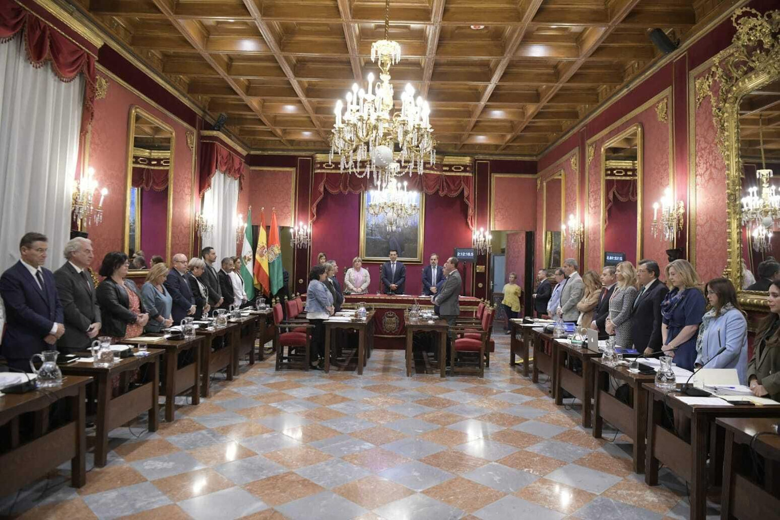 Imagen de un minuto de silencio celebrado en el pleno ordinario del mes de septiembre