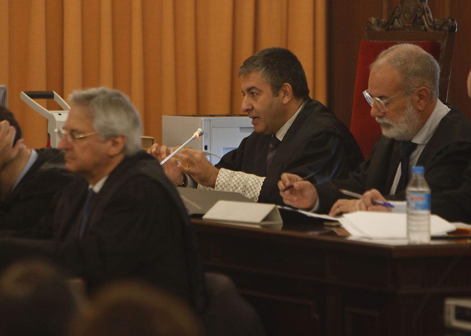 El fiscal Juan Enrique Egocheaga, el segundo por la derecha, en un momento de su intervención en el juicio.