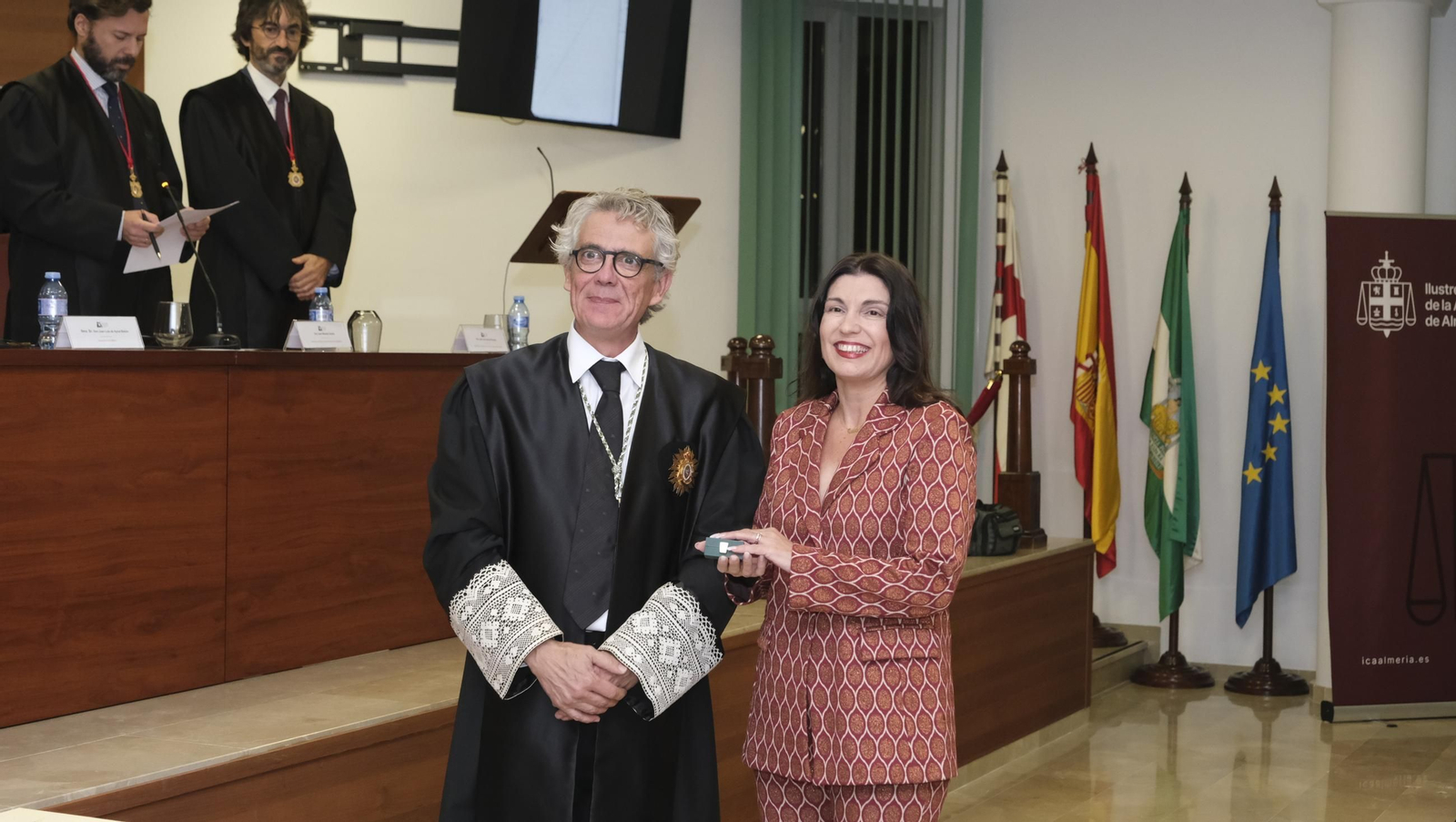 Entrega de insignias de 25 años de colegiado en el Colegio de Abogados de Almería, en imágenes