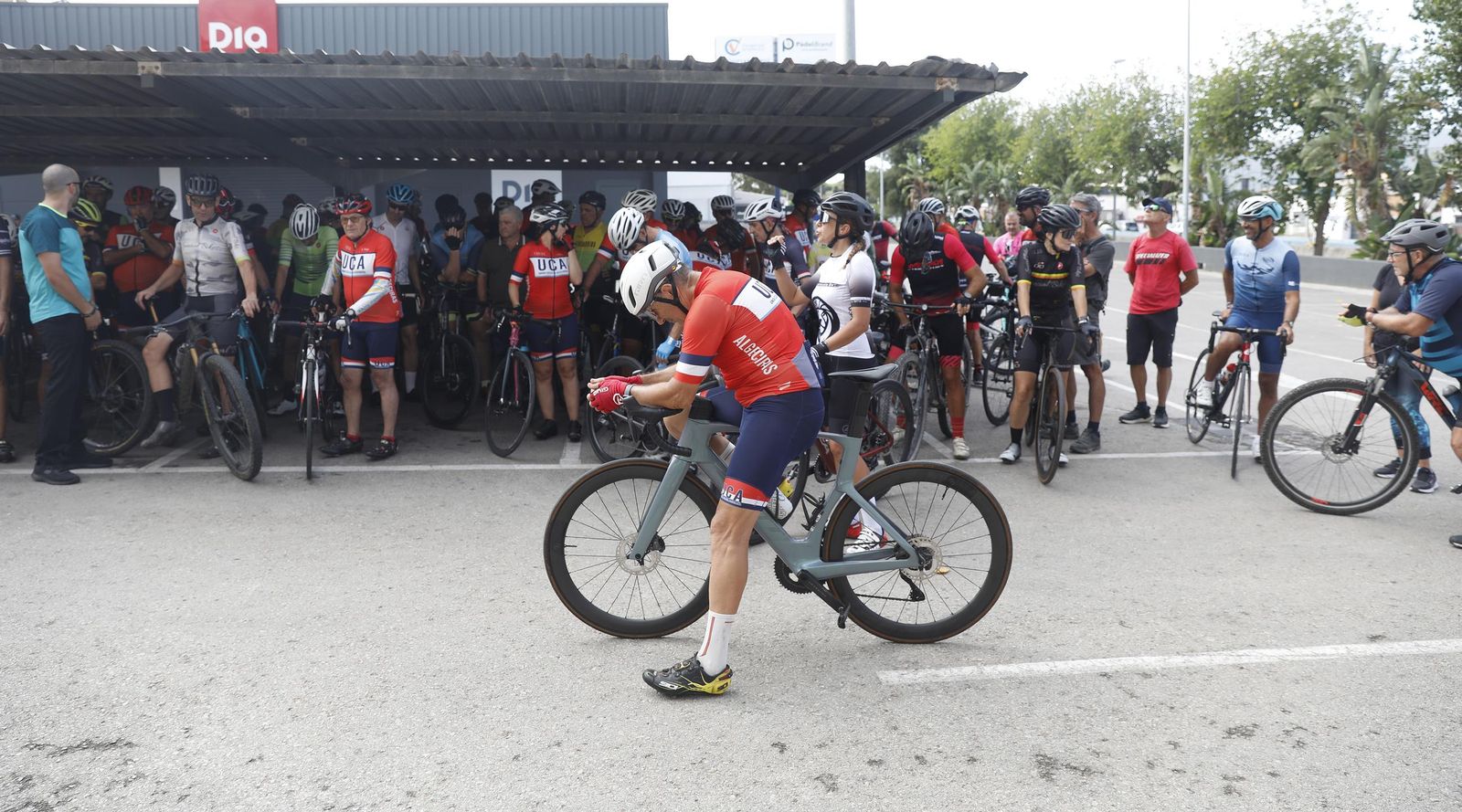 Las imágenes de la concentración en memoria del ciclista atropellado en Algeciras