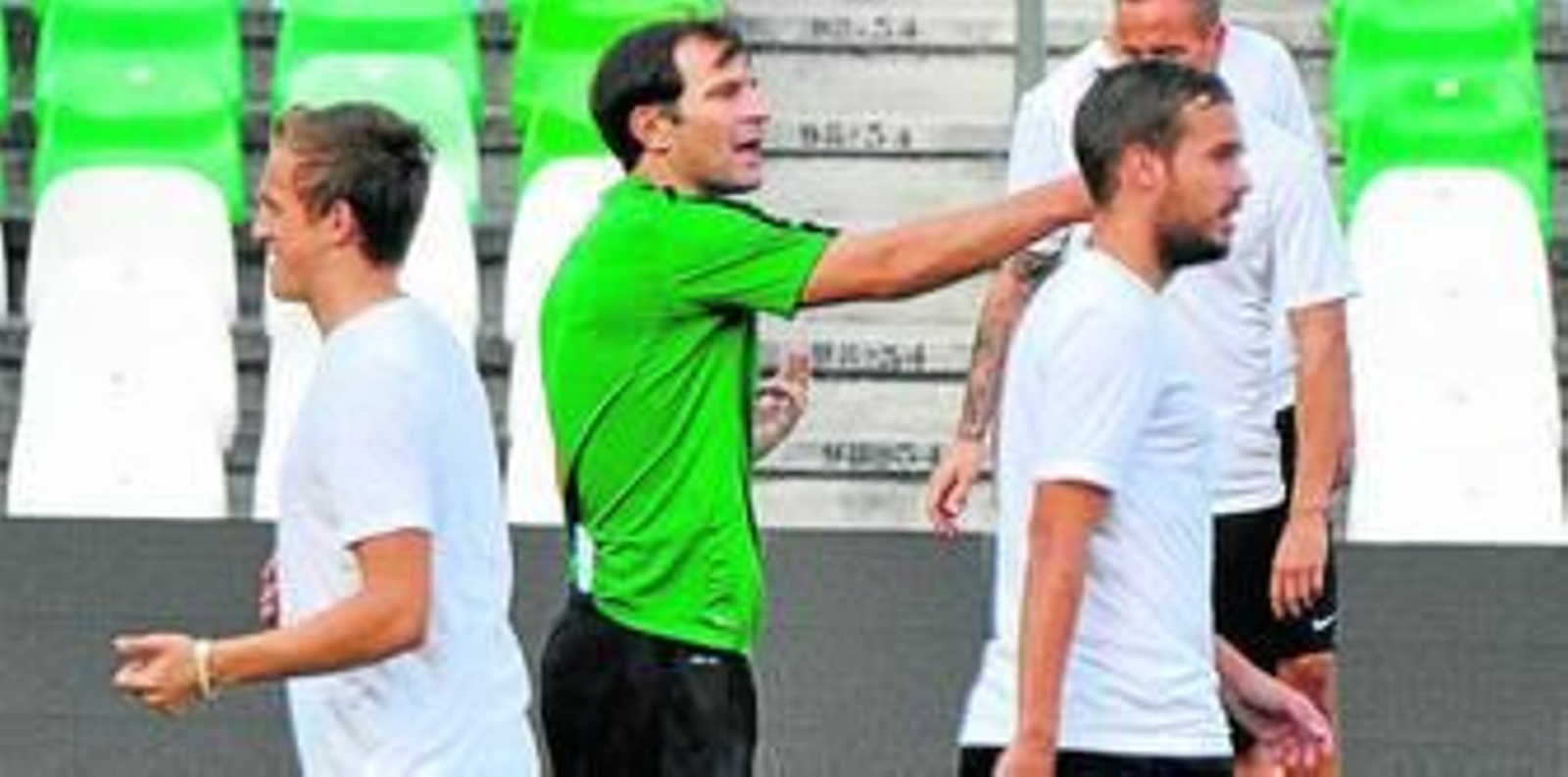 Roman Skuhravy da órdenes en el entrenamiento del Benito Villamarín entre Kopic y Novak.