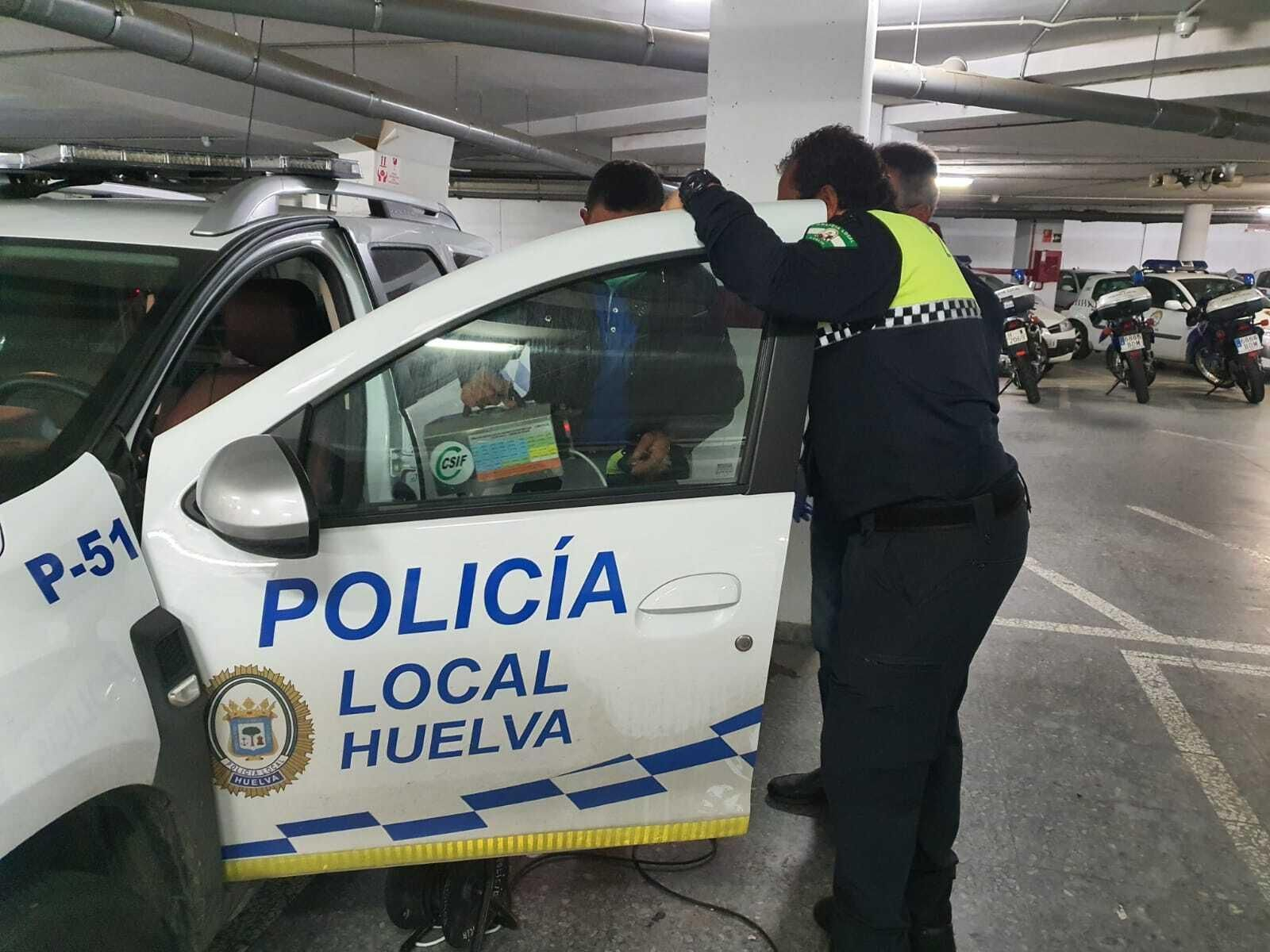 Trabajos de desinfección en los vehículos de la Policía Local de Huelva.