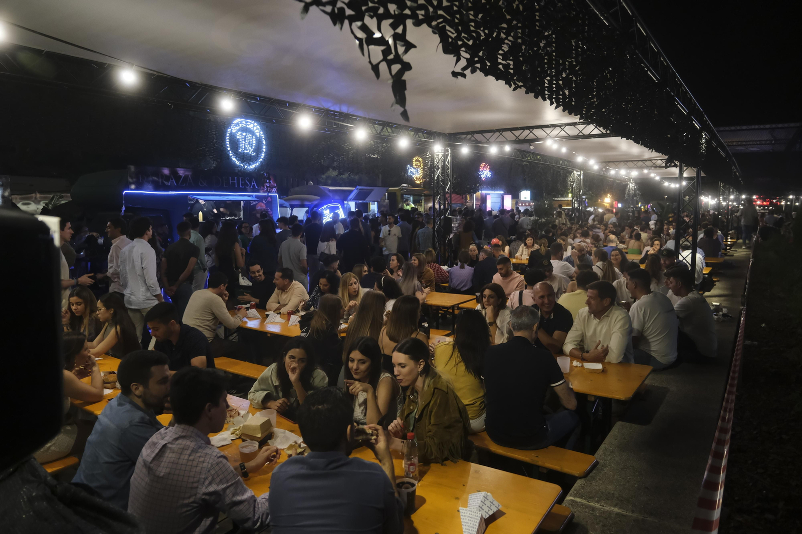 Neón y brasas en El Vial: el lleno absoluto de The Champions Burger en Córdoba Neón y brasas en El Vial: el lleno absoluto de The Champions Burger en Córdoba