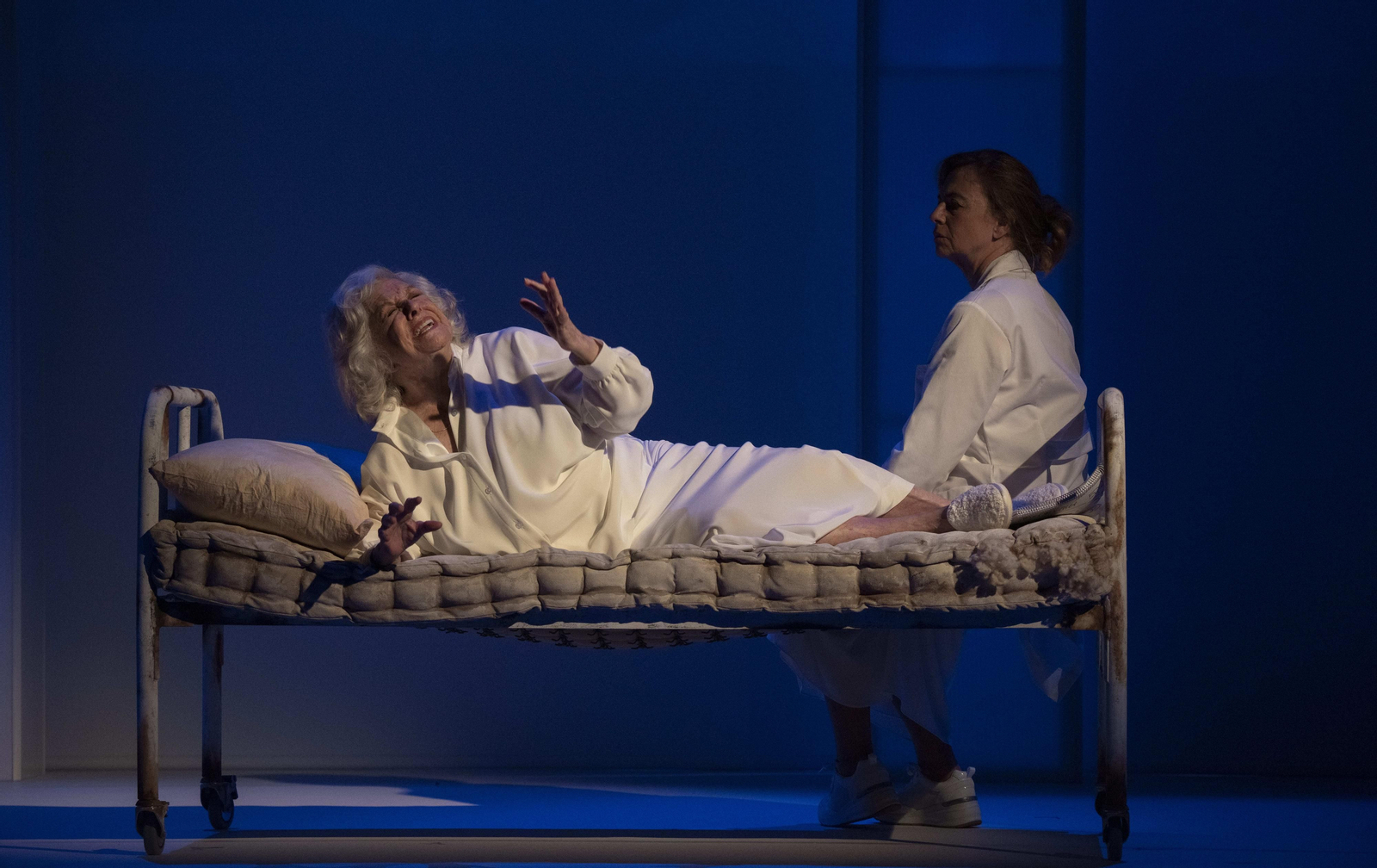 Lola Herrera y Lola Baldrich, en una escena de 'Adictos'.