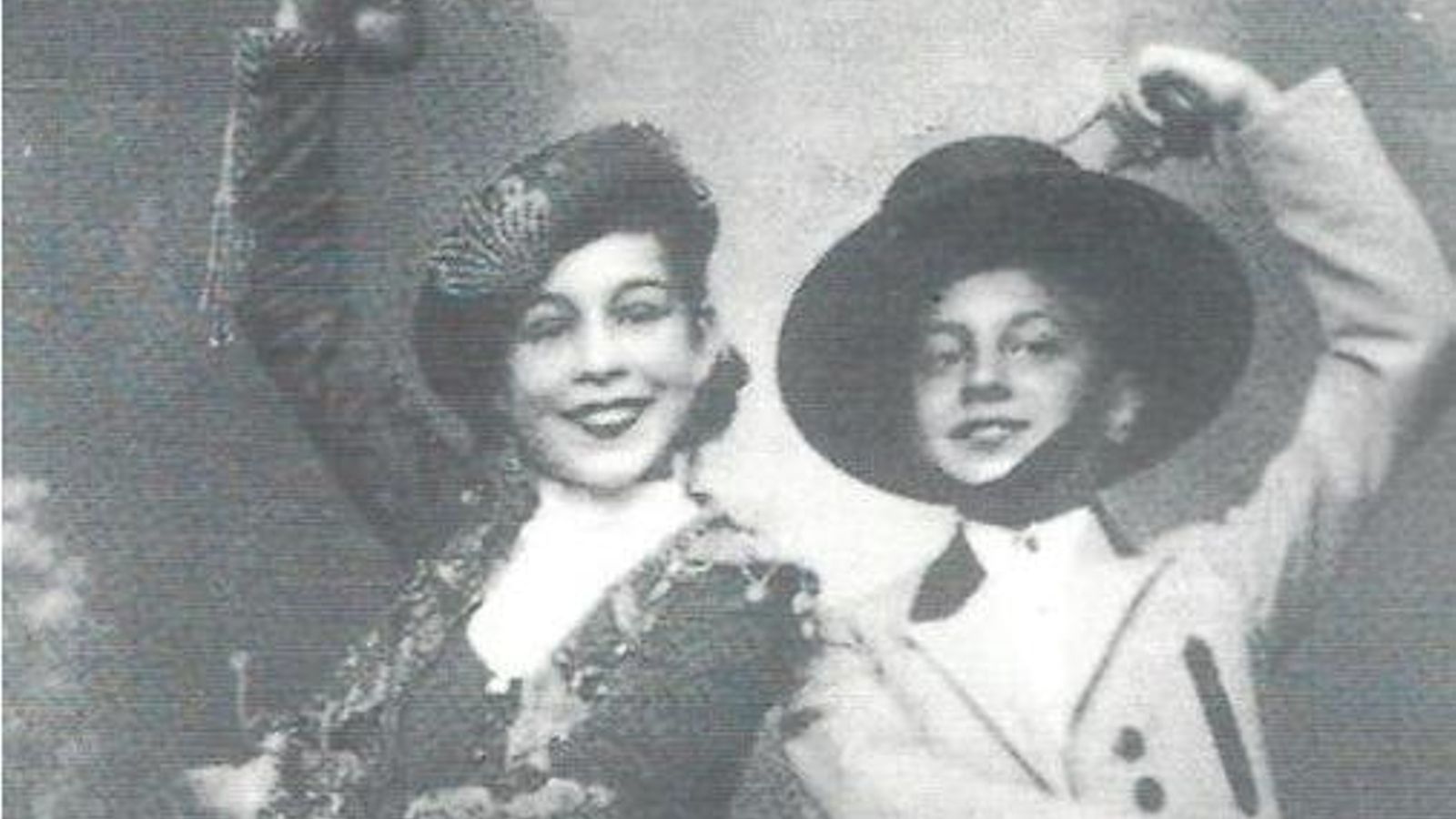 [2] Los Chavalillos Sevillanos, Antonio Ruiz Soler y Florencia Pérez, Rosario.