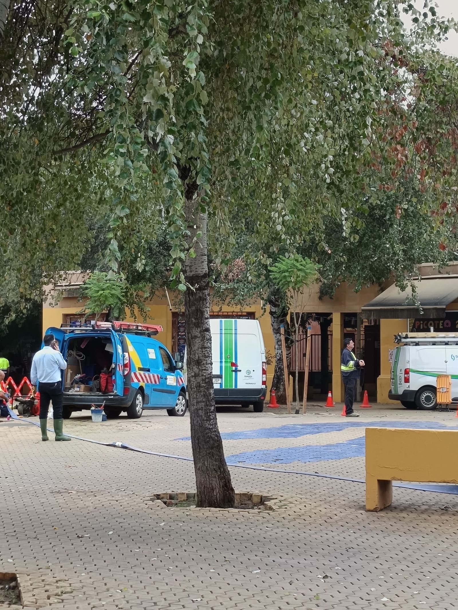 Operarios de Emasesa en el tanque de tormentas de la Alameda.