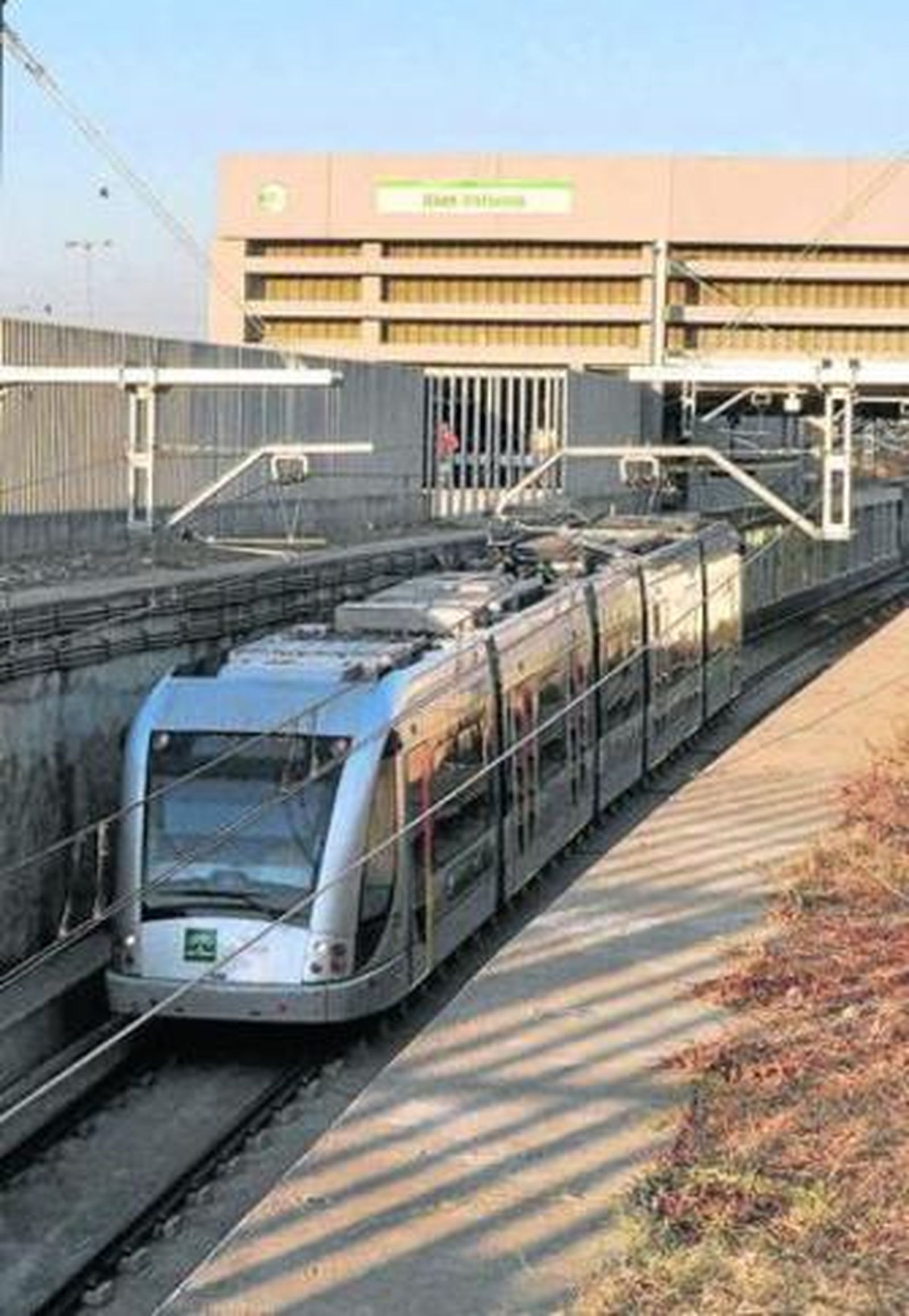 Un tren del Metro de Sevilla sale de la estación Blas Infante.