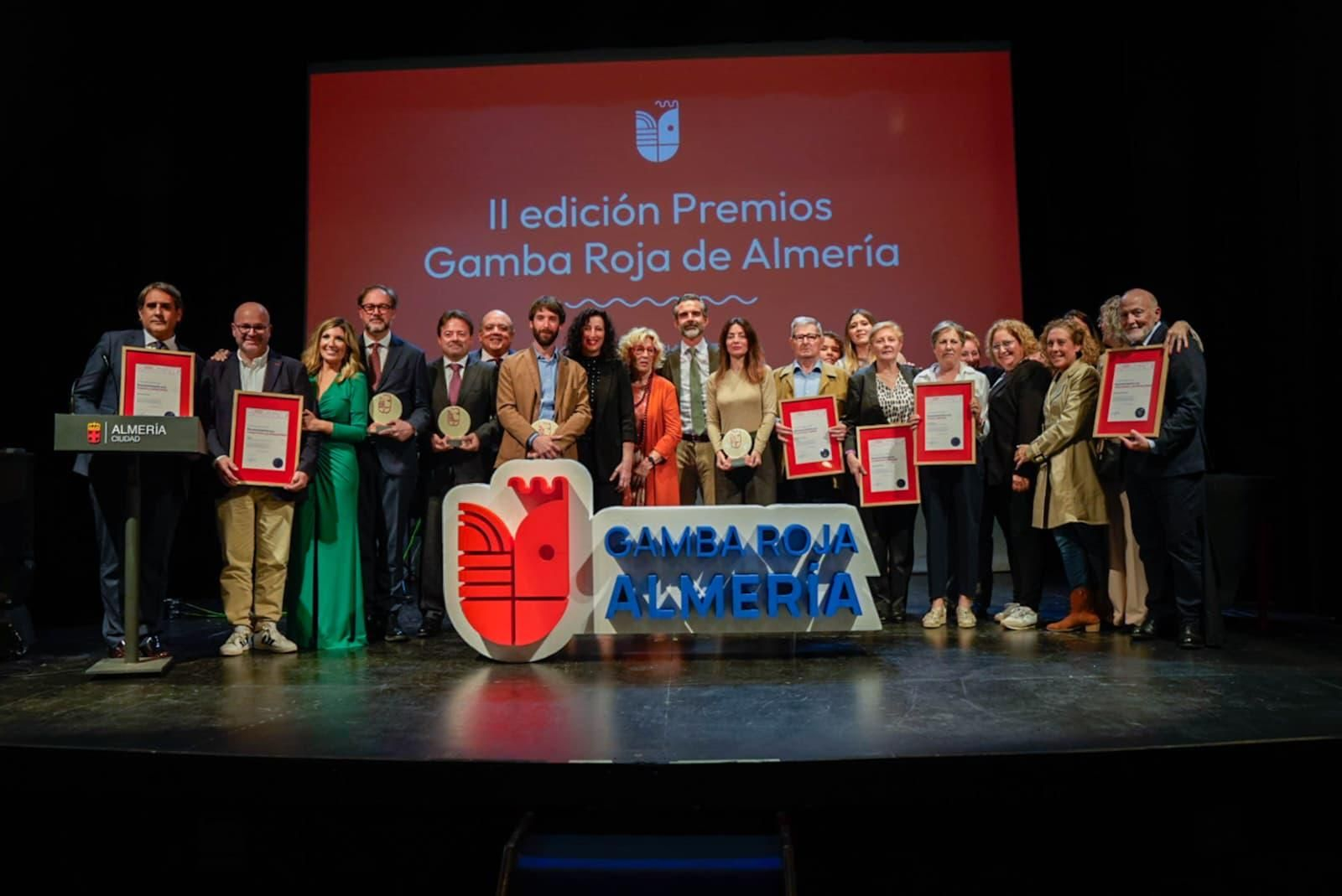 Foto de familia de las autoridades y los premiados en el escenario del Teatro Apolo. Foto de familia de las autoridades y los premiados en el escenario del Teatro Apolo.
