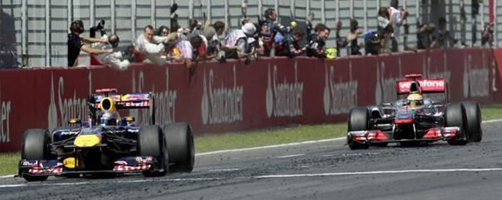 Llegada a meta de Vettel.

Foto: EFE