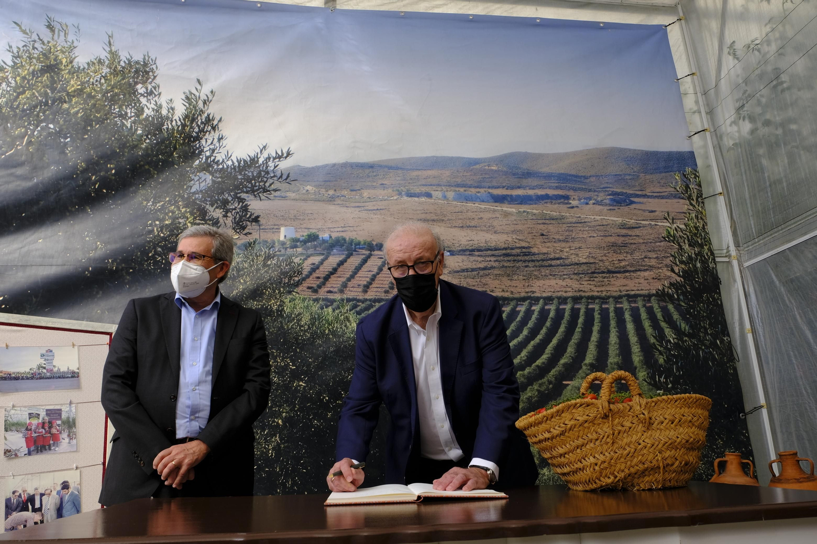 Fotogalería de la visita de Vicente del Bosque a Grupo Caparrós.